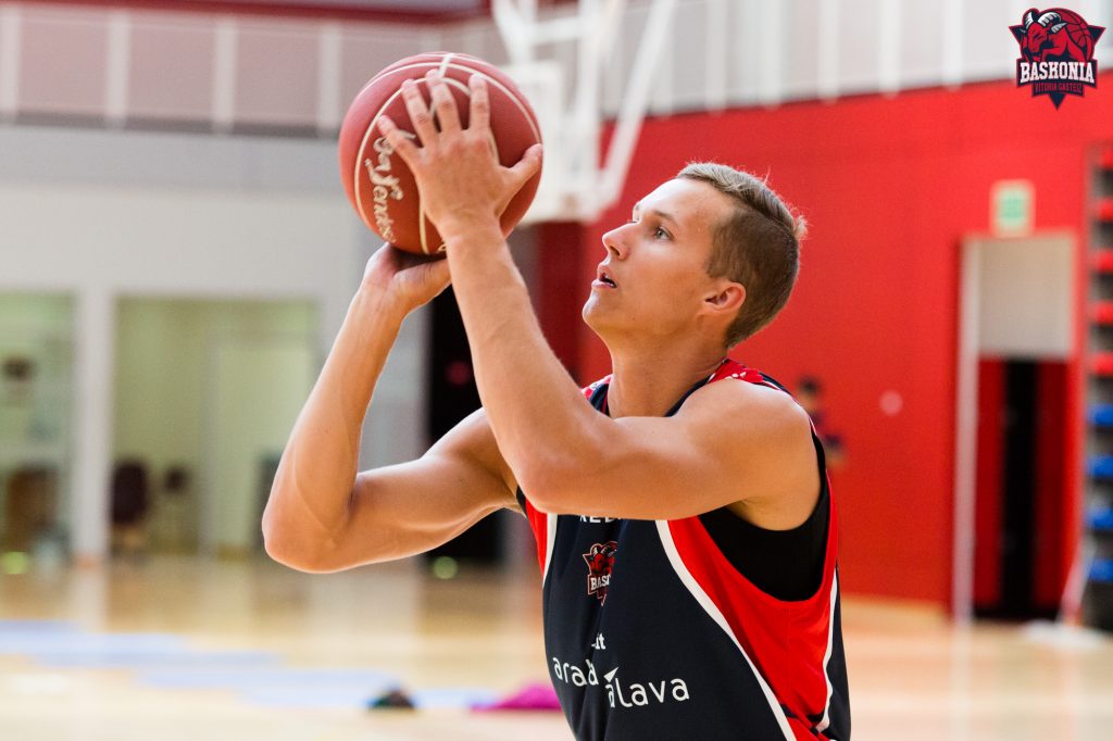 Tadas Sedekerskis, renovado por Baskonia, cierra la plantilla del San Pablo Burgos