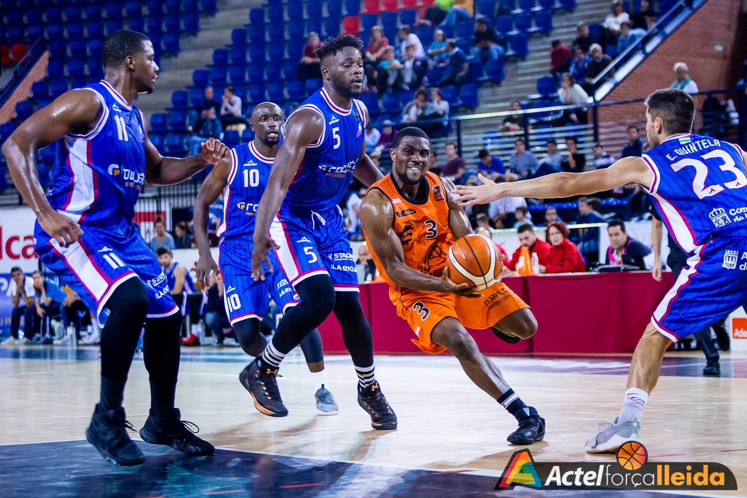 Leyma Coruña vuelve a caer en casa; Lleida doblega a Clavijo