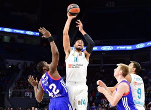 Luka Doncic y Gustavo Ayón se exhiben para dar la victoria en Estambul al Real Madrid