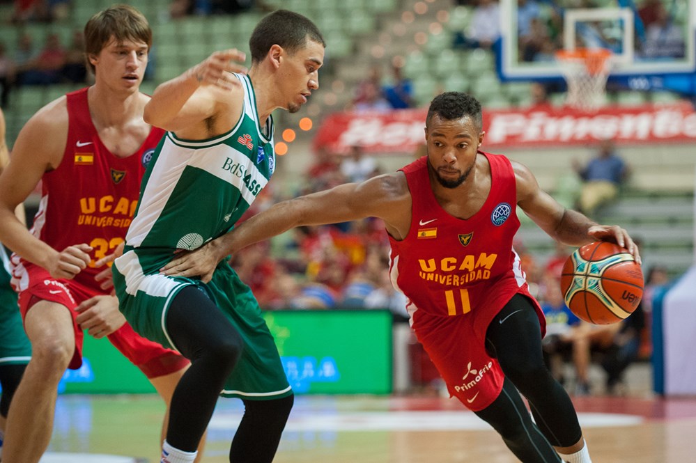 Bamforth enseña el camino de la victoria al Sassari frente a UCAM Murcia