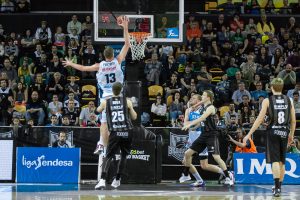 Artem Pustovyi extiende su contrato con Rio Natura Monbus Obradoiro