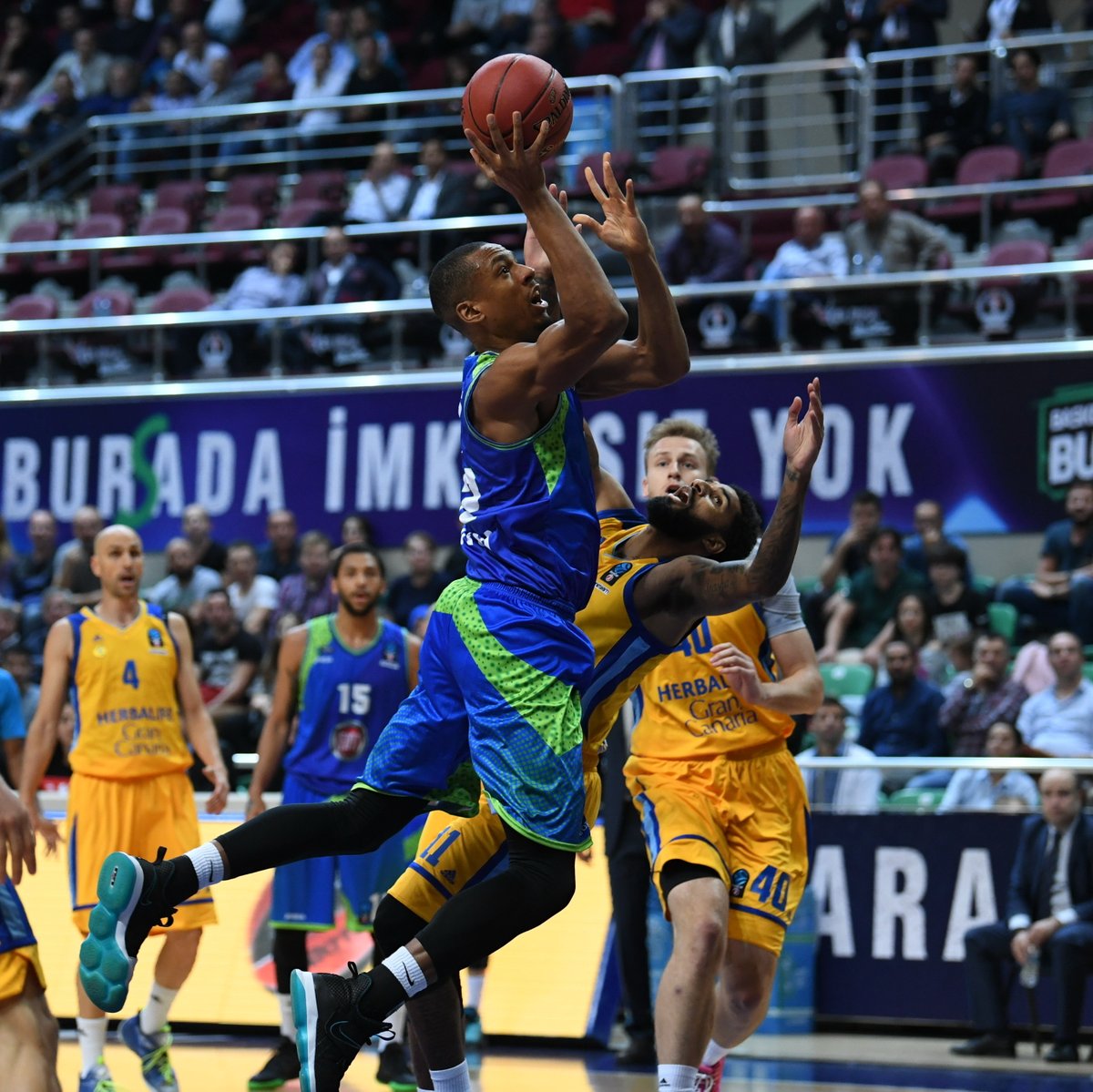 Gran Canaria sucumbe ante el juego interior turco y los triples de Arslan (98-94)