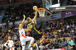 Un discontinuo Iberostar no tuvo rival y se llevó el triunfo de tierras francesas