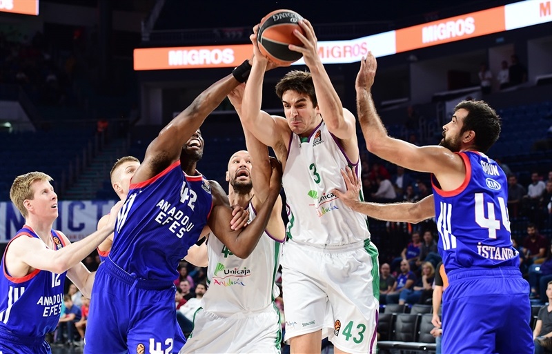 Unicaja se estrena a domicilio en Euroliga venciendo a Anadolu Efes