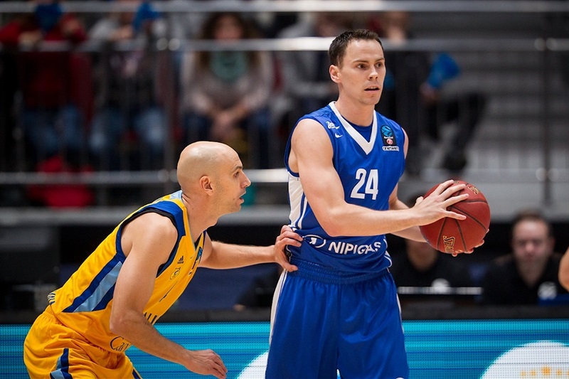 Herbalife Gran Canaria pierde una ocasión en la pista del Zenit, pero salva el average