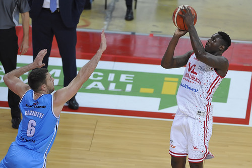 De vuelta por Europa: Manuel Omogbo, estrella en Italia; Tofas reina en Turquía