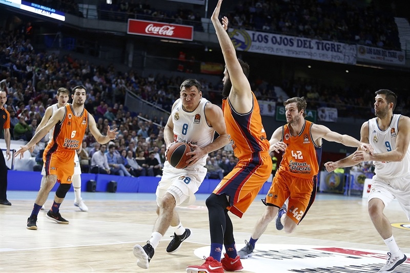 Real Madrid tira de orgullo ante Valencia Basket en un partido con poco baloncesto (91-72)