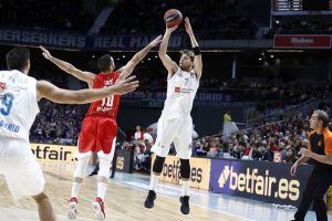 Estrella Roja desquició al Madrid, que firmó otro desastroso final de partido (83-87)