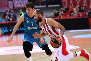 El Real Madrid rema para acabar muriendo en la orilla de El Pireo (92-83)