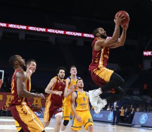 El Granca sale fortalecido de su terapia en Estambul con un Seeley jugón (86 a 108)