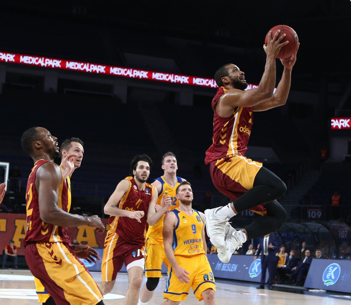 El Granca sale fortalecido de su terapia en Estambul con un Seeley jugón (86 a 108)