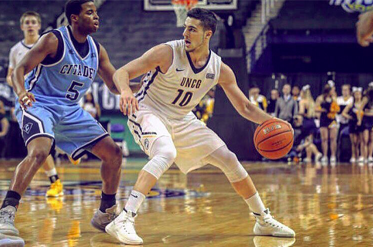 Los triples de Francis Alonso se celebran a ritmo de “El Toro Loco” en UNCG