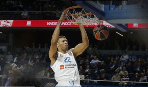Edy Tavares se adueña del partido y desequilibra a Anadolu Efes (87-68)