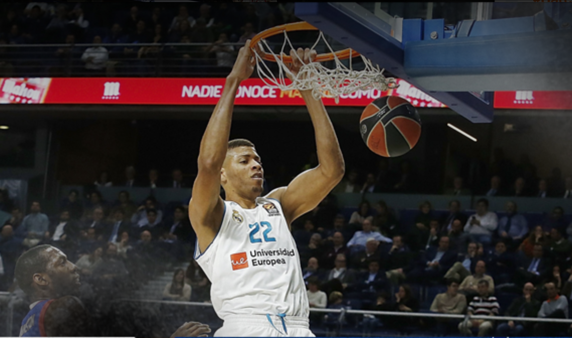 Edy Tavares se adueña del partido y desequilibra a Anadolu Efes (87-68)