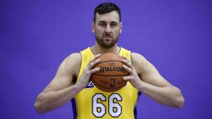 Los Lakers cortan a Andrew Bogut