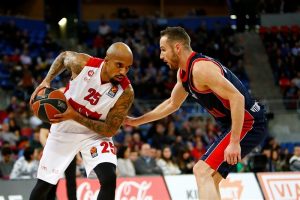Jordan Theodore entierra al Baskonia en el último suspiro y complica el playoff (82-83)