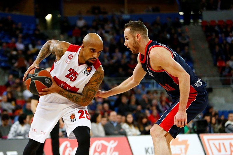 Jordan Theodore entierra al Baskonia en el último suspiro y complica el playoff (82-83)