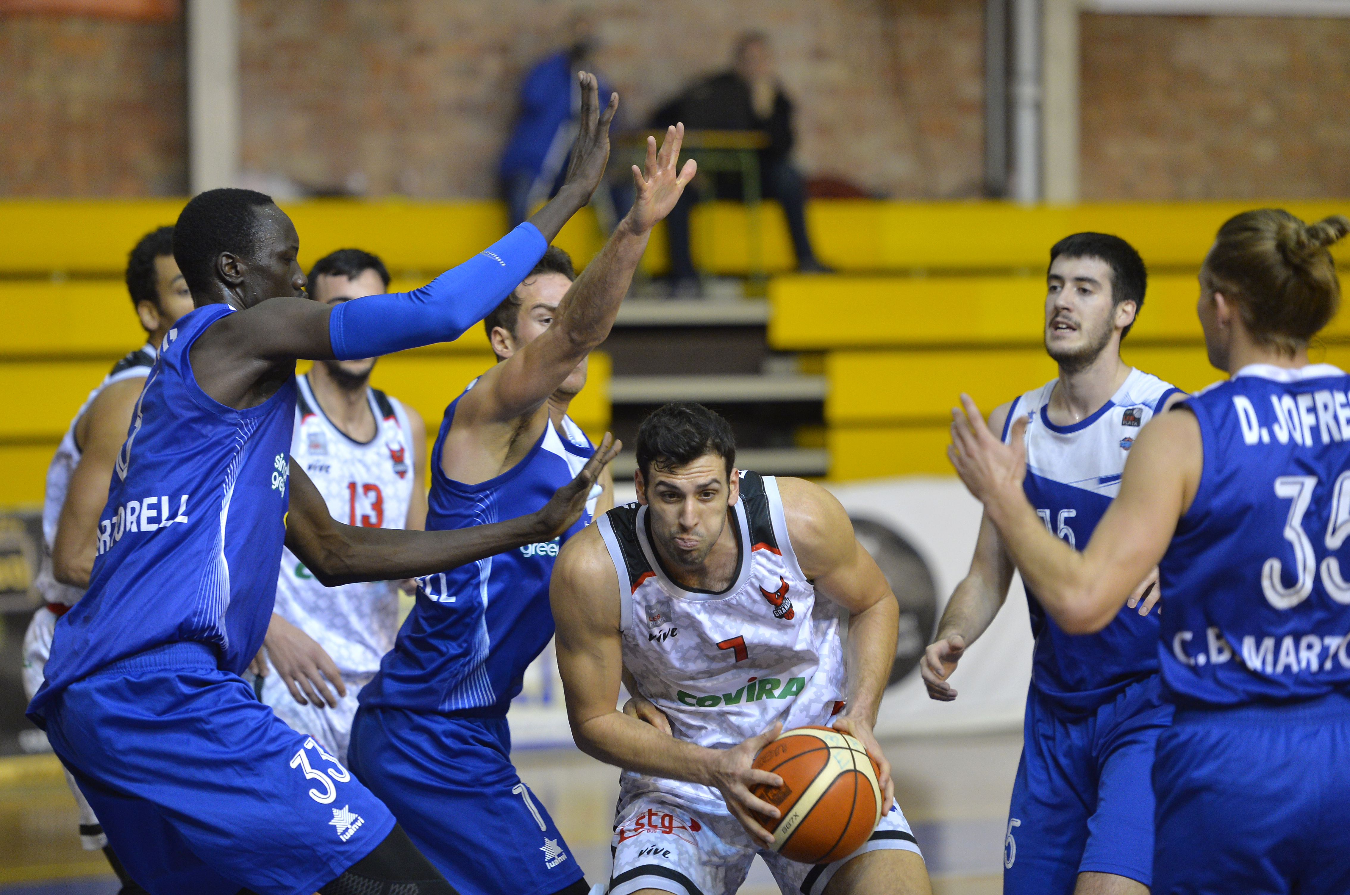 Granada pincha ante el colista Martorell; Baskonia sorprende a Morón; La Roda, líder