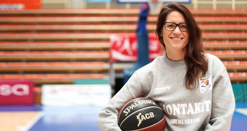 Anna Montañana se convierte en la primera mujer en un banquillo de la ACB