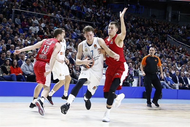 Olympiacos gana a un Madrid que confió su futuro al talento de Doncic, y se equivocó