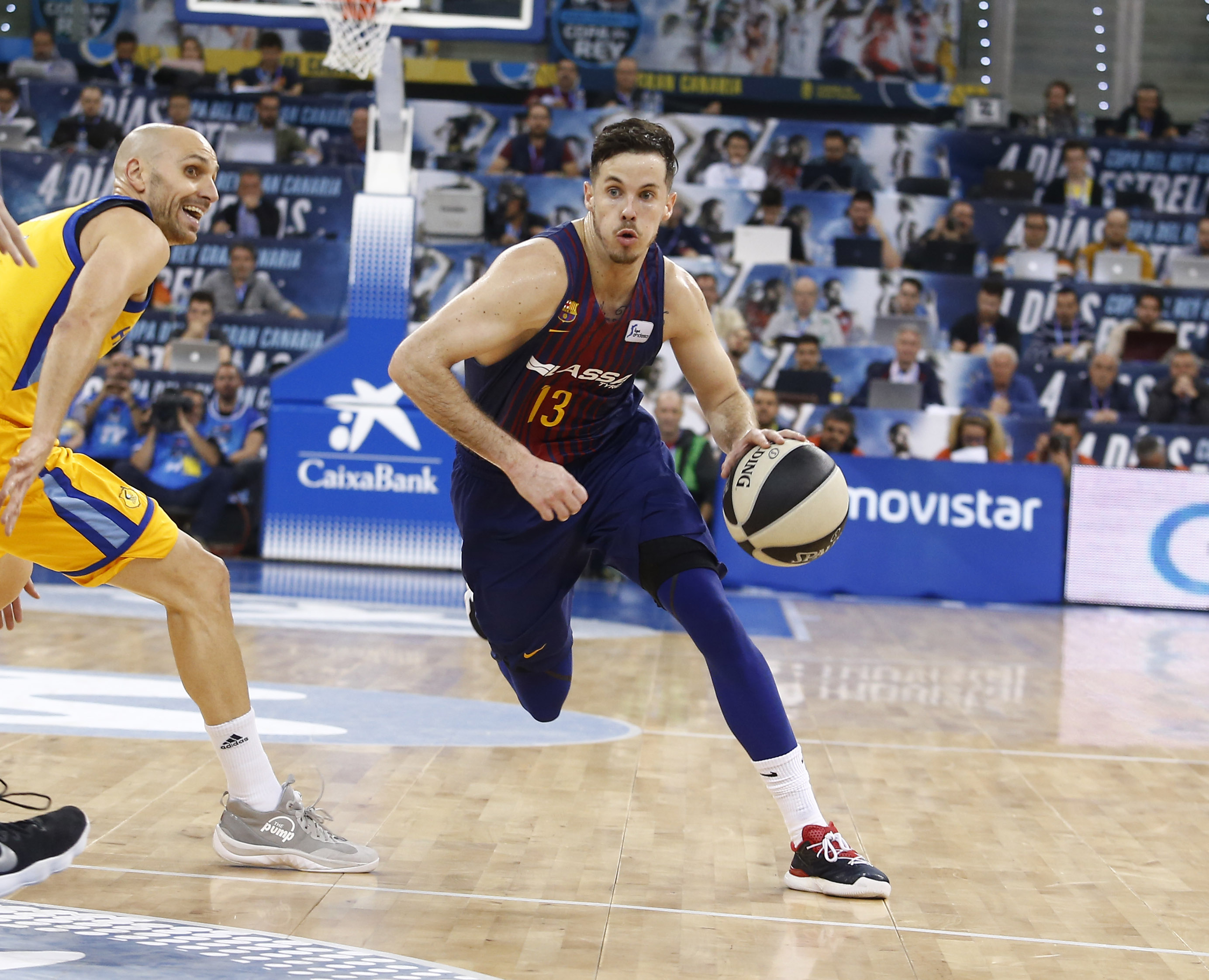 El Barça pasa por encima del anfitrión y se cita con el Madrid por el título (74-87)
