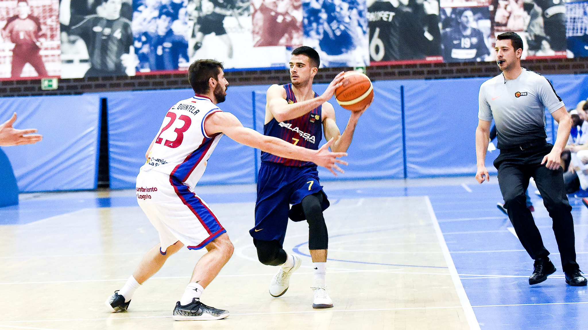 Clavijo complica la permanencia del FC Barcelona; TAU vence a Oviedo