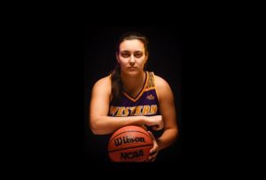 Carla Flores se compromete con Western Illinois para la próxima temporada