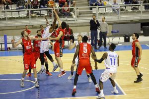 Granada y La Roda aprovechan el pinchazo de Alicante. Ávila frena a Baskonia