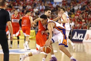 Manresa pone el 2-0 ante Palencia; Prat iguala la serie ante Melilla