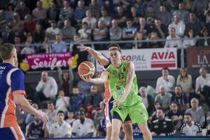 Prat ya está en semifinales; Coruña deja a Manresa contra las cuerdas