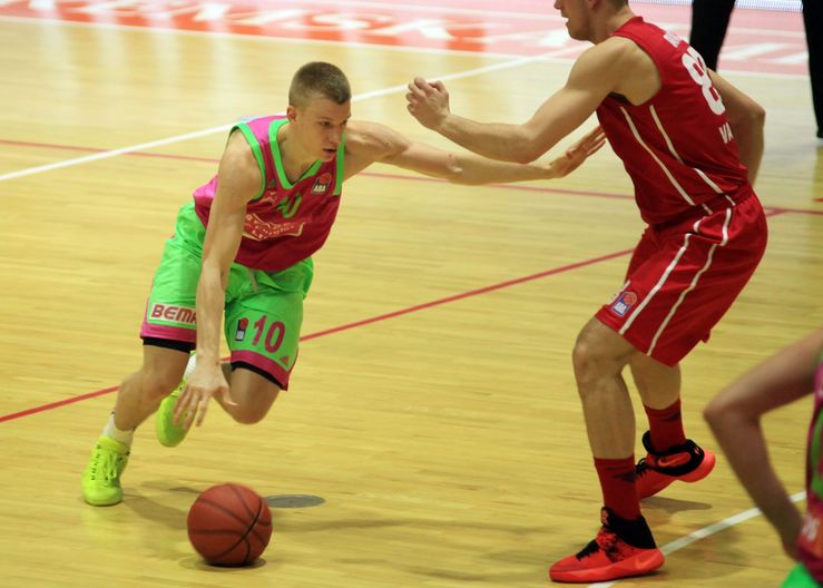 Oficial: Ognjen Jaramaz ficha por San Pablo Burgos y Thomas Schreiner sale