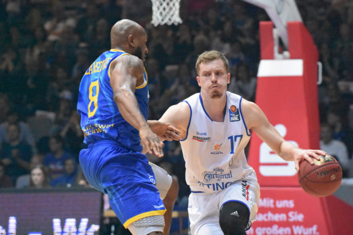 Todo el mundo atento al nuevo fichaje, Andreas Obst, del cazatalentos Monbus Obradoiro