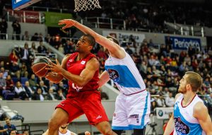 Lista de jugadores sujetos al derecho de tanteo: Neal, Bendzius, Deon Thompson, Mike Tobey