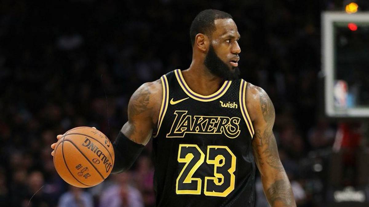 LeBron vuelve a cambiar el curso de la NBA convirtiéndose en el nuevo rey de Los Ángeles