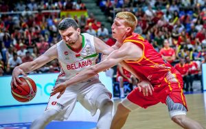 España exhibe su gran juego coral y certifica su pleno de victorias (80-60)