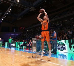 Matt Thomas gana el Concurso de Triples en su vuelta a casa