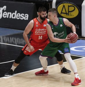 Unicaja vence en el Carpena a Valencia Basket y habrá 3º partido en la final de Eurocup