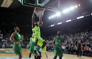 El Barça Lassa reacciona a tiempo para lograr la victoria ante Darussafaka (71-79)