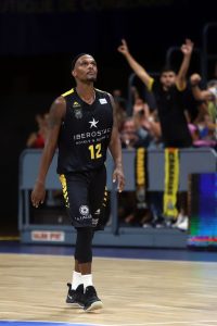 Thad McFadden, un Flintstone por el subtrópico