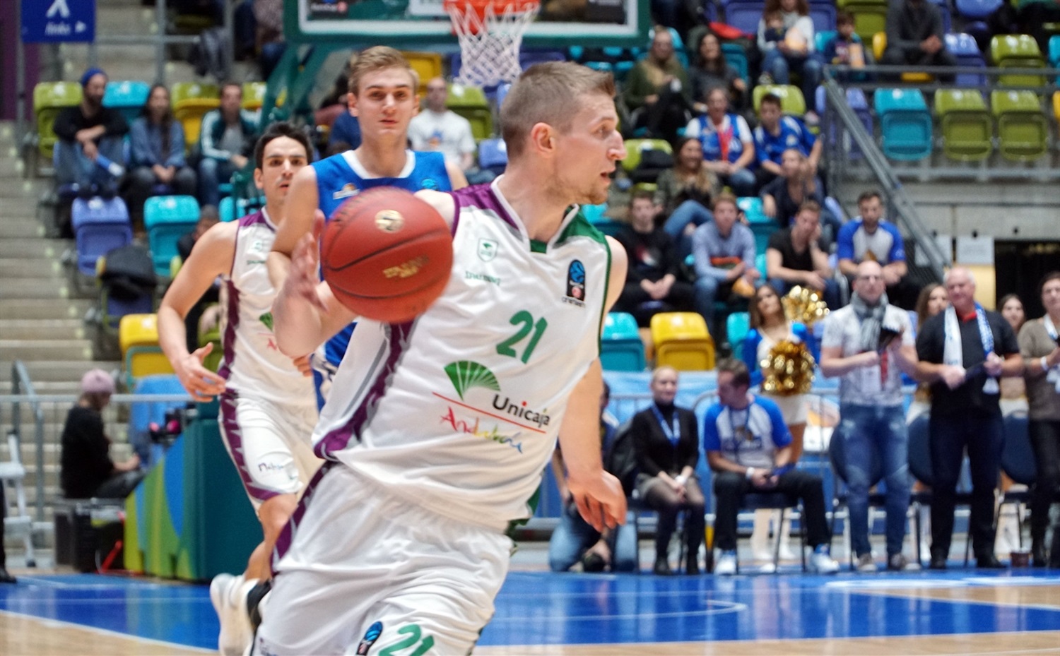 Unicaja sufre en Frankfurt, pero gana y se clasifica para el Top 16 de la Eurocup (78-84)