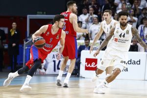 El despertar de Cory Higgins provoca la tercera derrota seguida del Real Madrid (88-93)