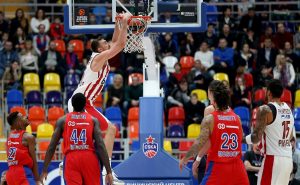 Nikola Milutinov domina la pintura ante un FC Barcelona Lassa impotente (60-69)