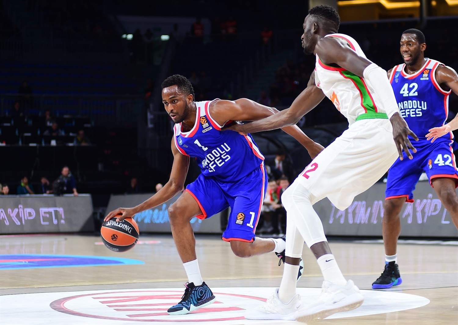 El Anadolu Efes se lleva el partido de los reencuentros ante Kirolbet Baskonia (96-85).