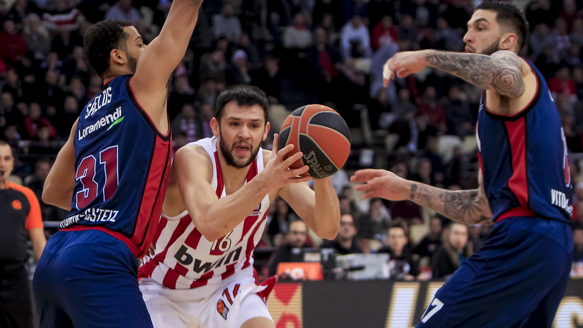 Un triple sobre la bocina de Papanikolaou aniquila el gran trabajo del Baskonia (91-87)