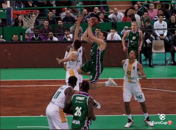 Roberts y Lessort dan una valiosa victoria a Unicaja ante Limoges (77-78)