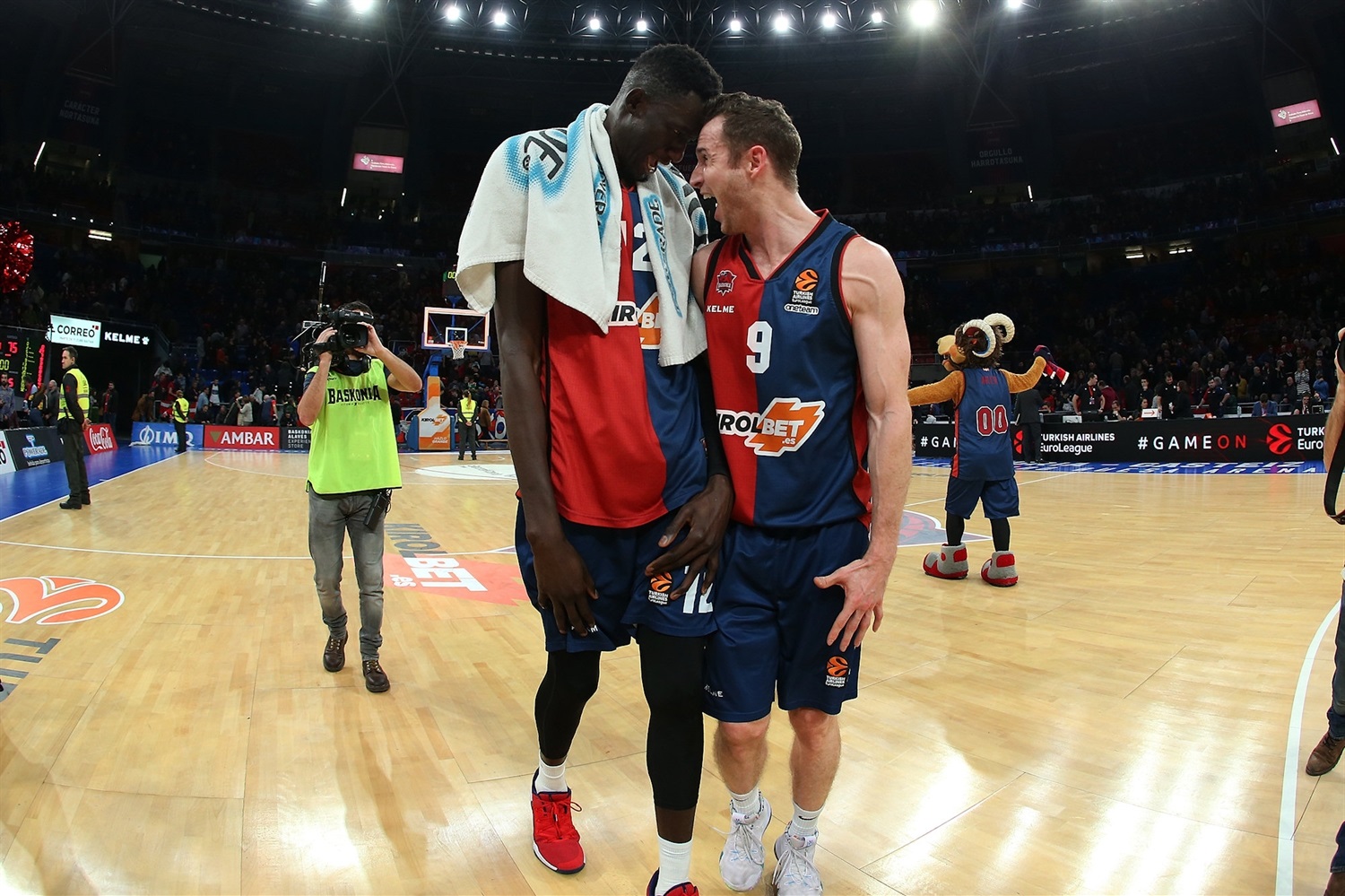 Kirolbet Baskonia se lleva la victoria y el average frente Armani Milano (80-75)