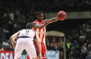 Una canasta de Van Rossom clasifica a Valencia con un Dubljevic estelar (81-82)