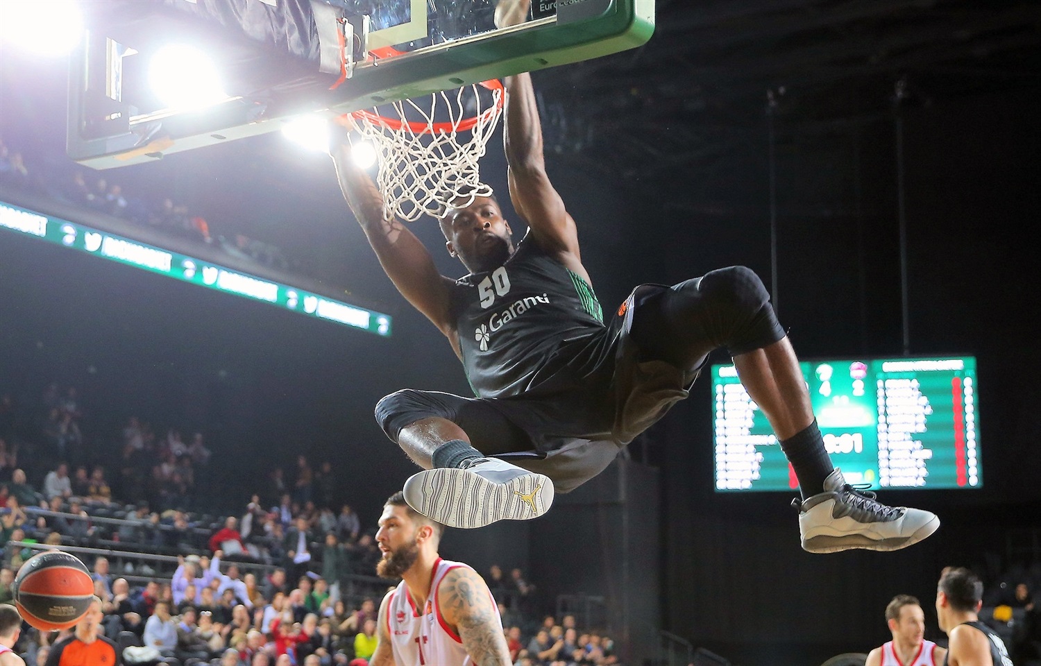 Toney Douglas y Michael Eric meten en problemas a Kirolbet Baskonia (80-75)