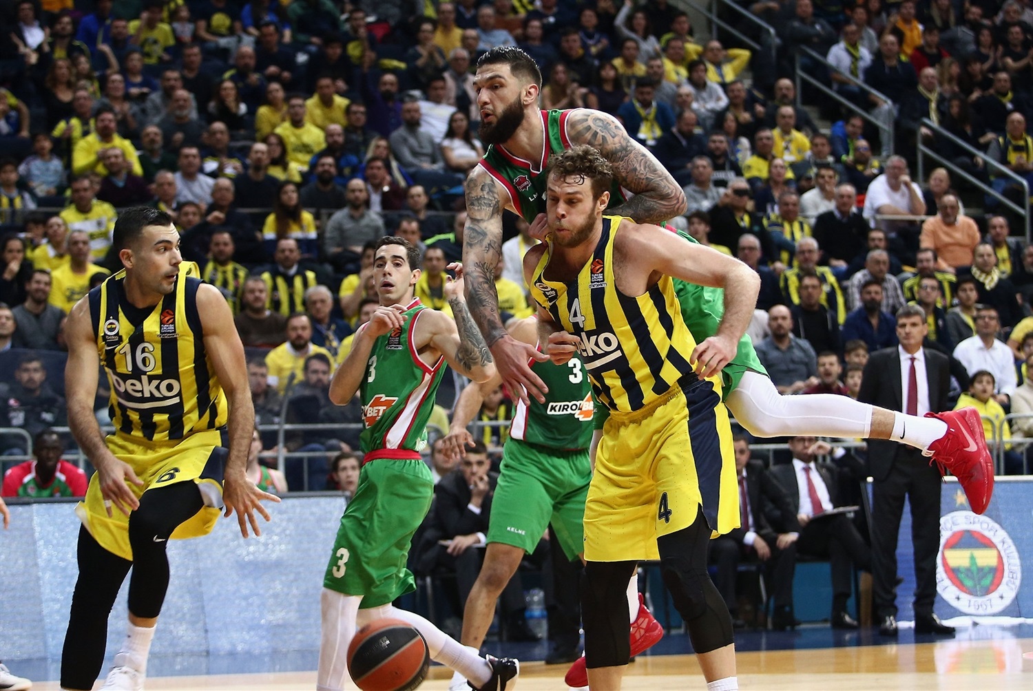 Kirolbet Baskonia desconecta, vuelve a conectar y cae ante Fenerbache Beko (96-87)