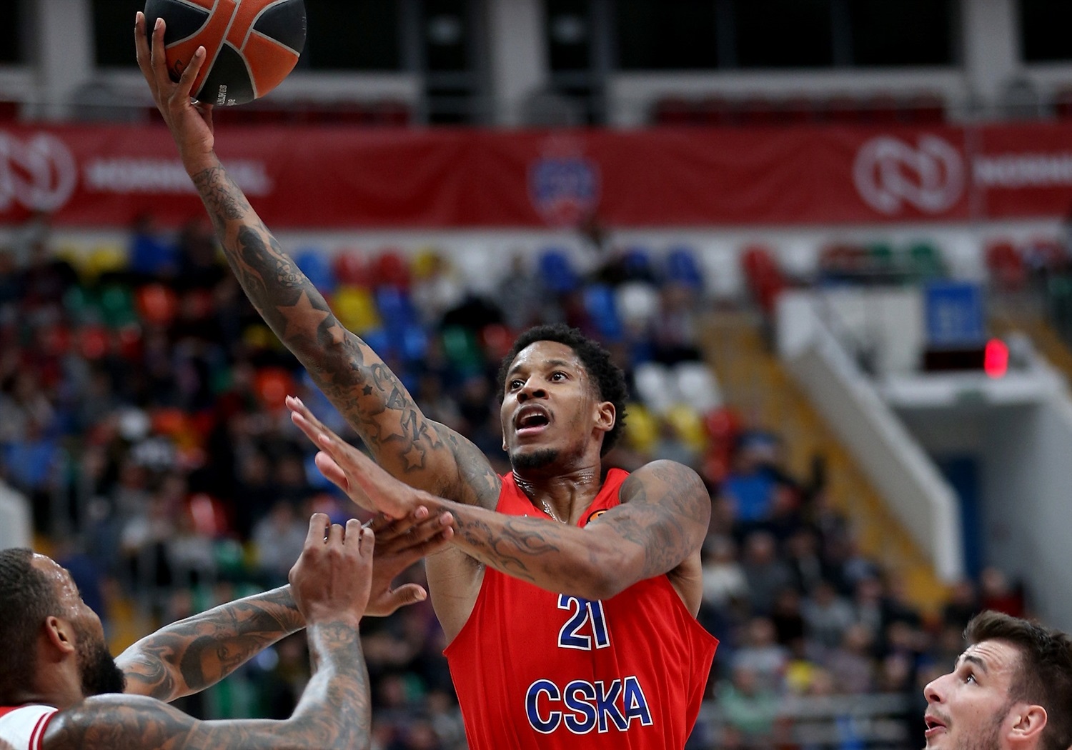 SbEu: Nikola Milutinov y Will Clyburn siguen dominando